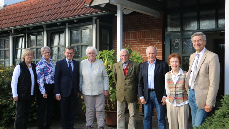 Von links: Helga Lucas; Eva Lillemor Reckling; Johannes Wadephul (MdB und CDU-Kreisvorsitzender); Monika Lentfer; Klaus Göttsche-Götze; Helmut Tiede, gewählter Gründungsvorsitzender; Elke Struve; Heinz Zimmermann-Stock (Kreisvorsitzender Senioren-Union).