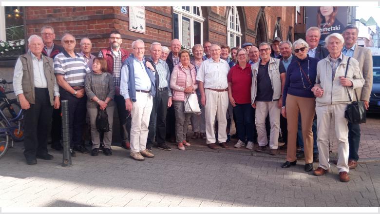 Die 30 Teilnehmenden aus dem Kreis RD-ECK am Drei-Länder-Kongress der Senioren-Union in Schwerin Die 30 Teilnehmenden aus dem Kreis RD-ECK am Drei-Länder-Kongress der Senioren-Union in Schwerin